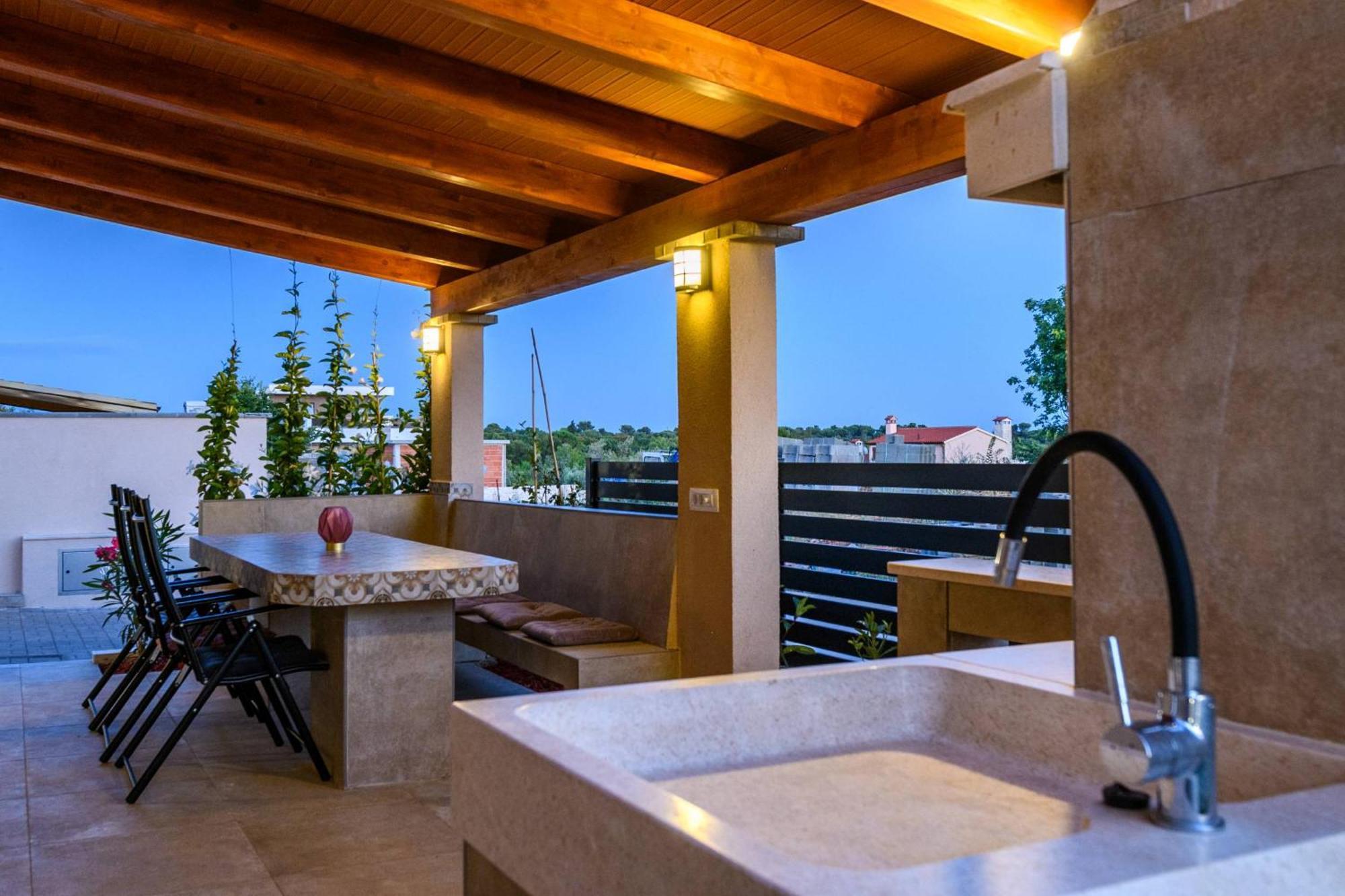 Villa Brionika Mit Pool วอดิยัน ภายนอก รูปภาพ